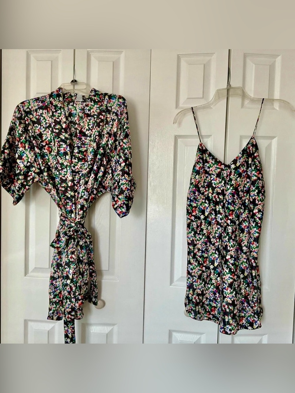 VTG Laura Adams Black Satin Floral 2-Piece Robe & Slip Set -Size O/S